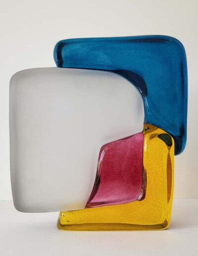 Xavier Carrère (né en 1966) Construction verrre sablé, verre bleu, jaune et rouge