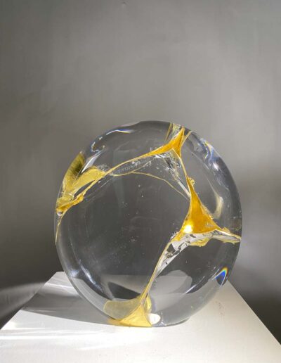 Xavier Carrère (né en 1966) Kintsugi sphère verre clair et or