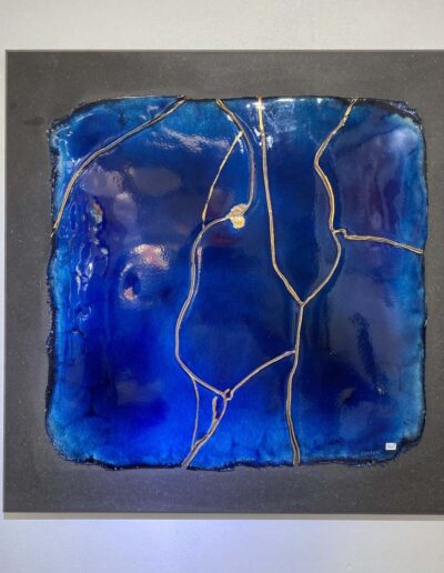 Xavier Carrère (né en 1966) Kintsugi tableau verre coloré bleu et or (1)