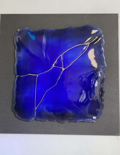 Xavier Carrère (né en 1966) Kintsugi tableau verre coloré bleu et or (2)