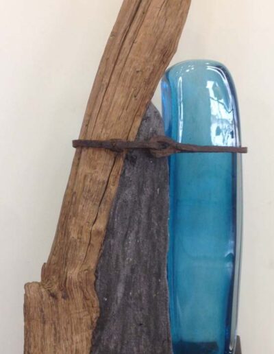 Xavier Carrère (né en 1966) lien bois, béton et verre bleu