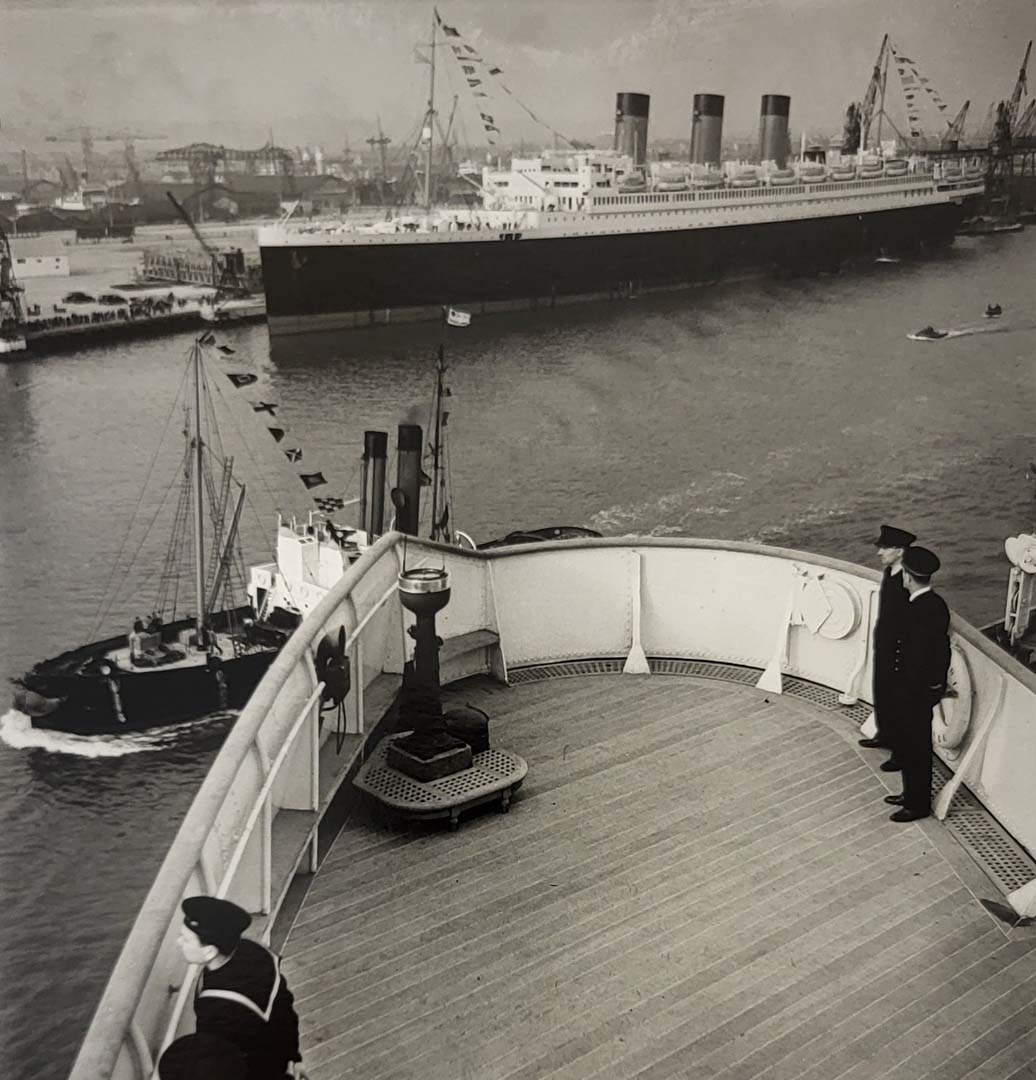 Roger Schall (1904 - 1995) l'ïle de France à quai depuis la passerelle du Normandieref 1600 C69 n°1-200