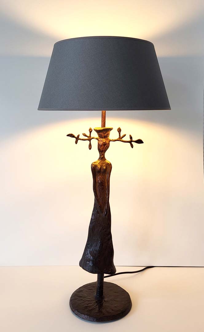 Villa Alys lampe Madame, bronze à patine noire