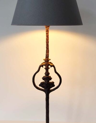 Villa Alys lampe primitive, bronze à patine noire