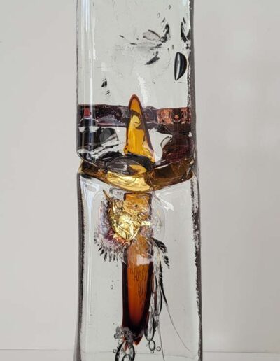 Xavier Carrère (né en 1966) monolithe Kinstsugi verre clair, or et inclusion mordorée